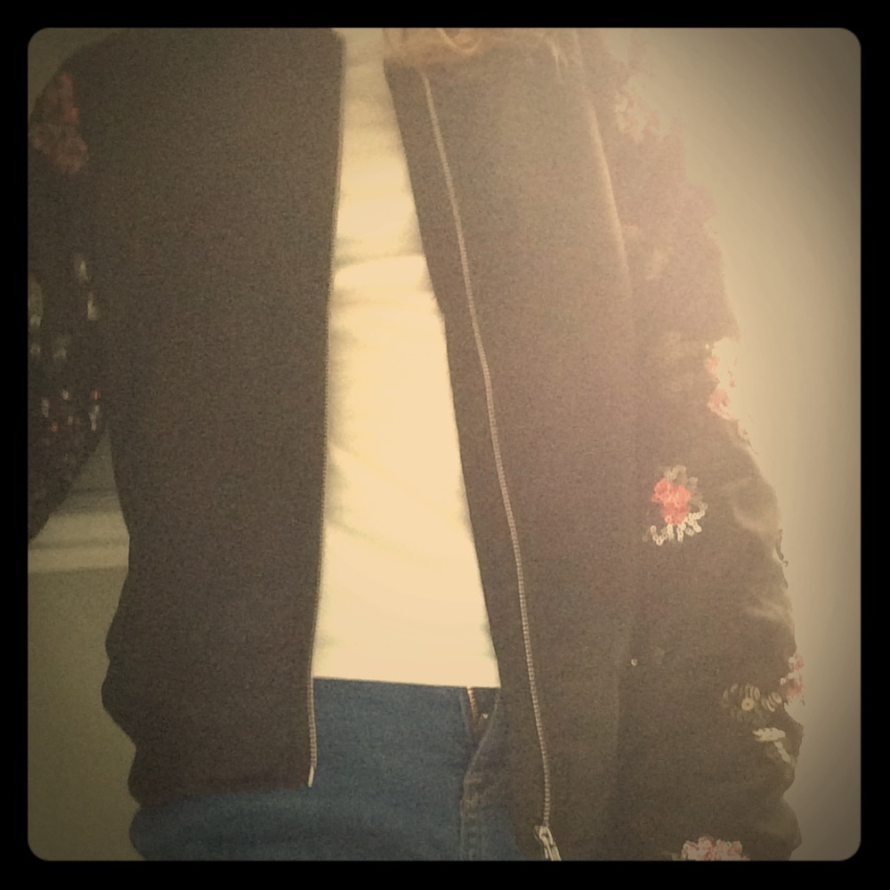 A really cute black jacket.